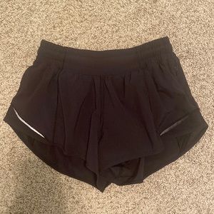 Lululemon Black Hotty Hot Shorts Size 2 Low Rise 2.5 in